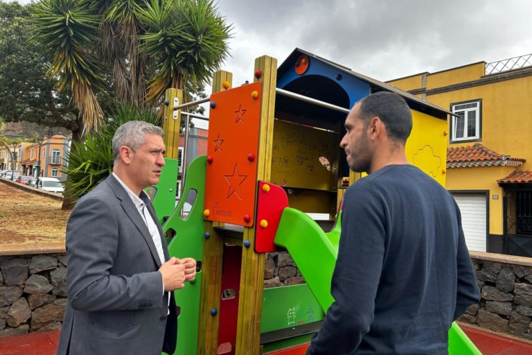 El concejal Fran Hernández en el parque infantil Las Gavias