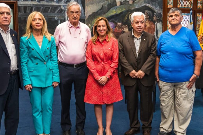 FOTO DE FAMILIA PREMIOS CANARIAS Y MEDALLAS DE ORO 2024