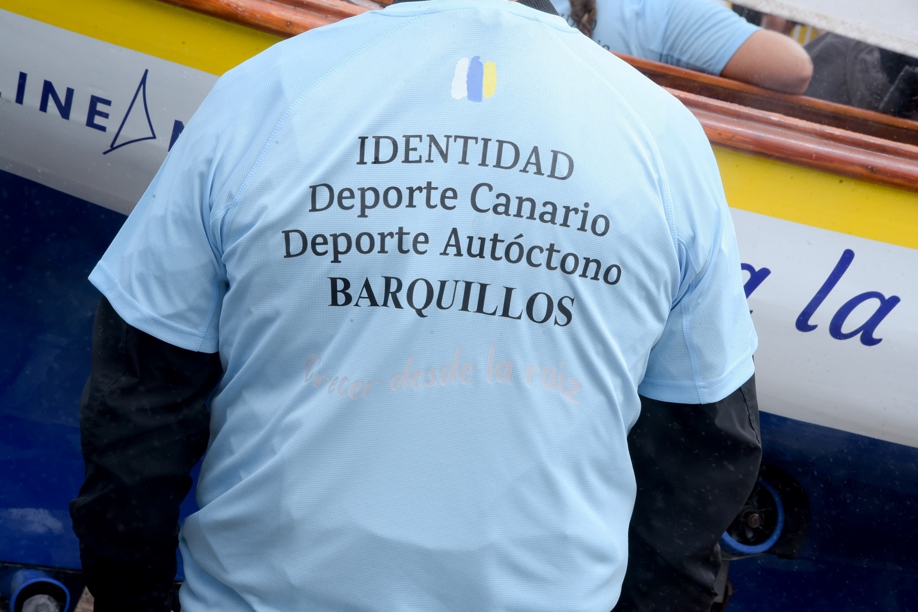 FOTO. Un miembro de la Federación Canaria de Barquillos Vela Latina durante la ceremonia inaugural de la Semana Canaria de Deportes Autóctonos