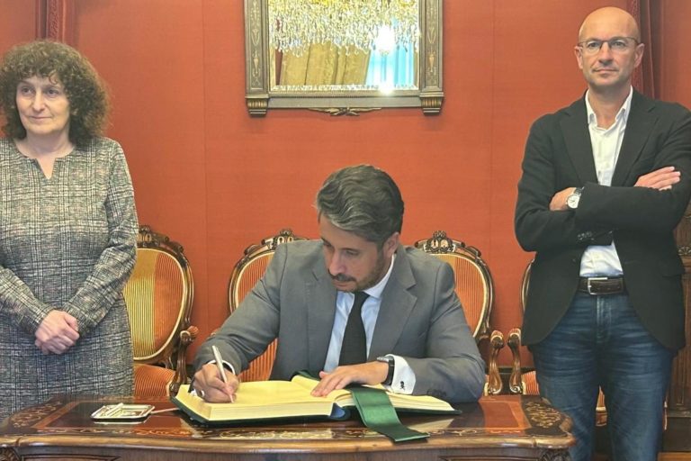 Luis Yeray Gutiérrez firma en el libro de honor de Santiago de Compostela_26 de abril de 2024