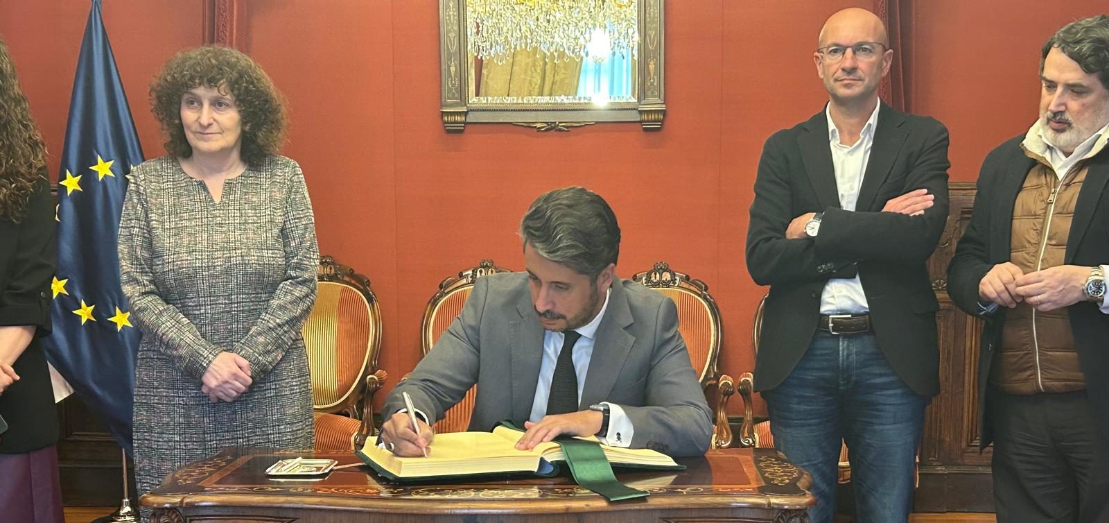 Luis Yeray Gutiérrez firma en el libro de honor de Santiago de Compostela_26 de abril de 2024