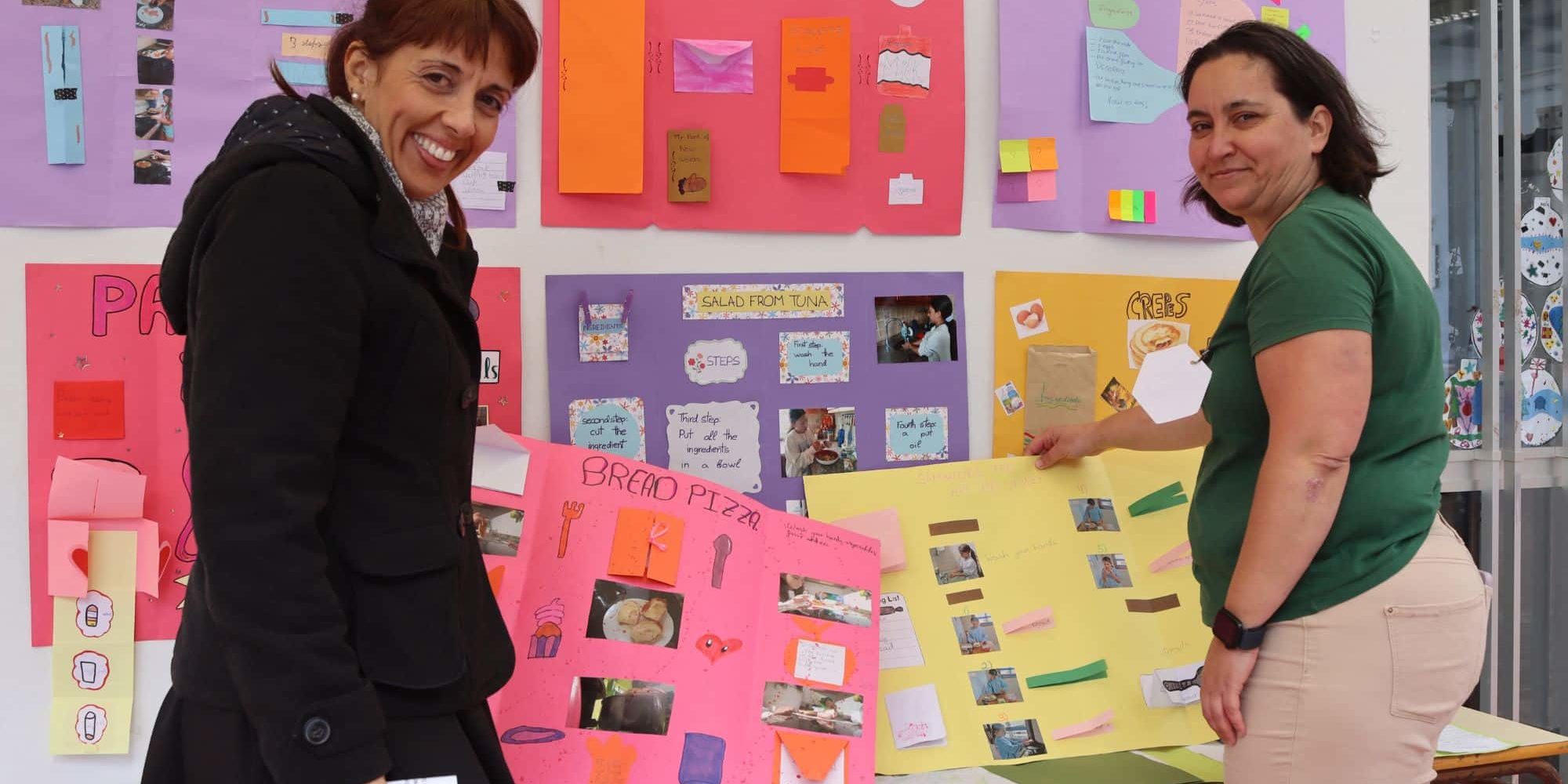 RAQUEL TORRES (izda) en una visita reciente a un cole de Tacoronte