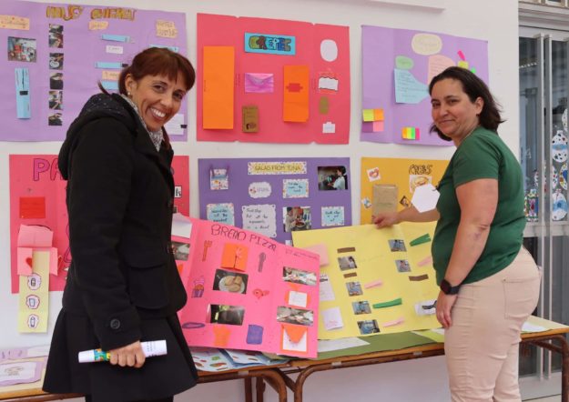 RAQUEL TORRES (izda) en una visita reciente a un cole de Tacoronte