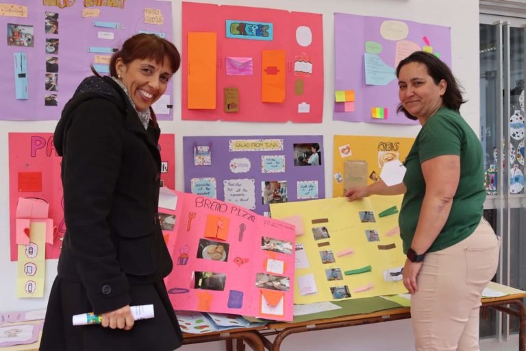 RAQUEL TORRES (izda) en una visita reciente a un cole de Tacoronte