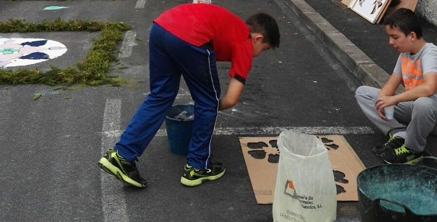 Realización de alfombras en San Juan. ARCHIVO