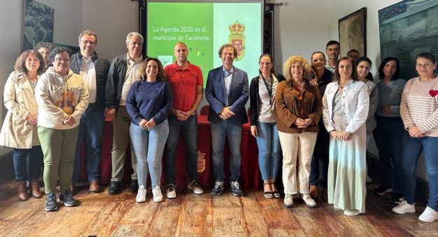 TACORONTE_ Foto de familia con ponente, autoridades y personal técnico del Ayto