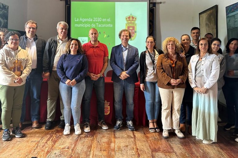 TACORONTE_ Foto de familia con ponente, autoridades y personal técnico del Ayto