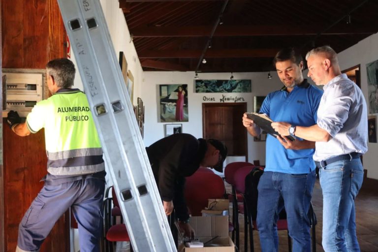 TACORONTE_ Suso Machado (dcha) visita los trabajos de electrificación en la Casa de la Cultura