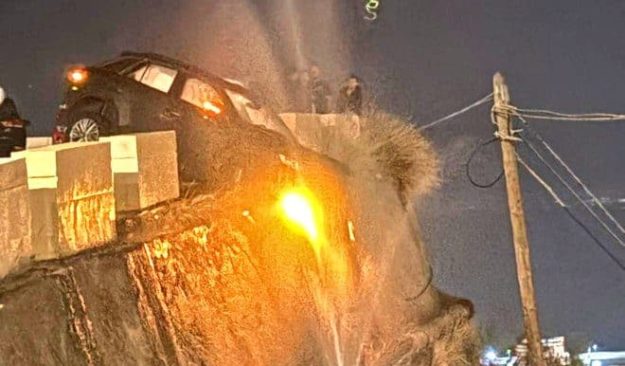 VEHÍCULO ACCIDENTADO EN UN RISCO-SANTA CRUZ 5-5-24
