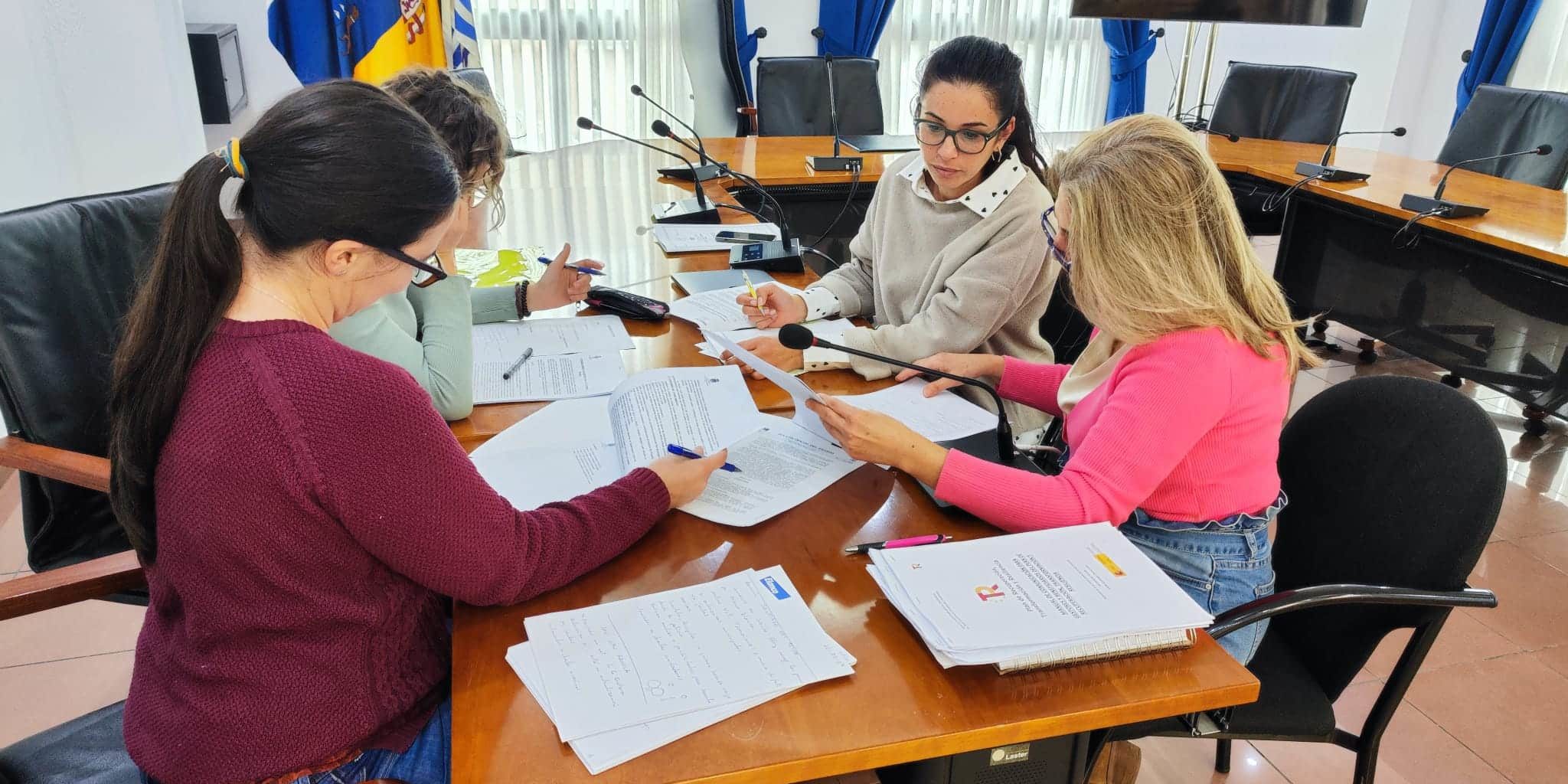 Yanira Mesa y una técnico municipal reunidas con el Colegio de Veterinarios de SC