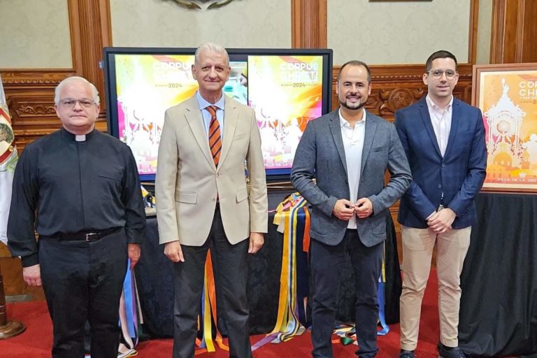 alcalde y concejal del fiestas junto a párroco y autor cartel