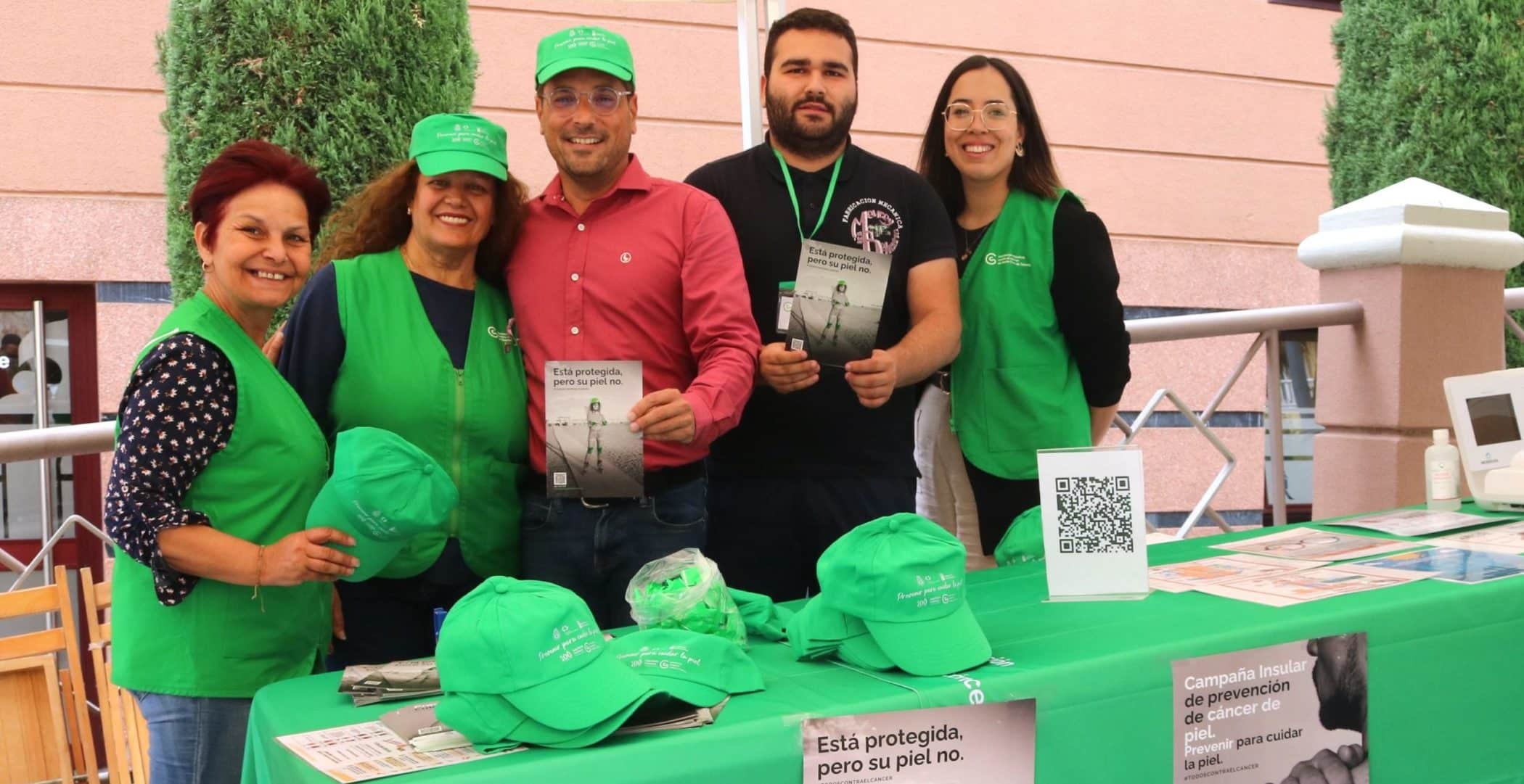 130623 Alcalde visita stand AECC y Colegio Farmacéutiso Tenerife