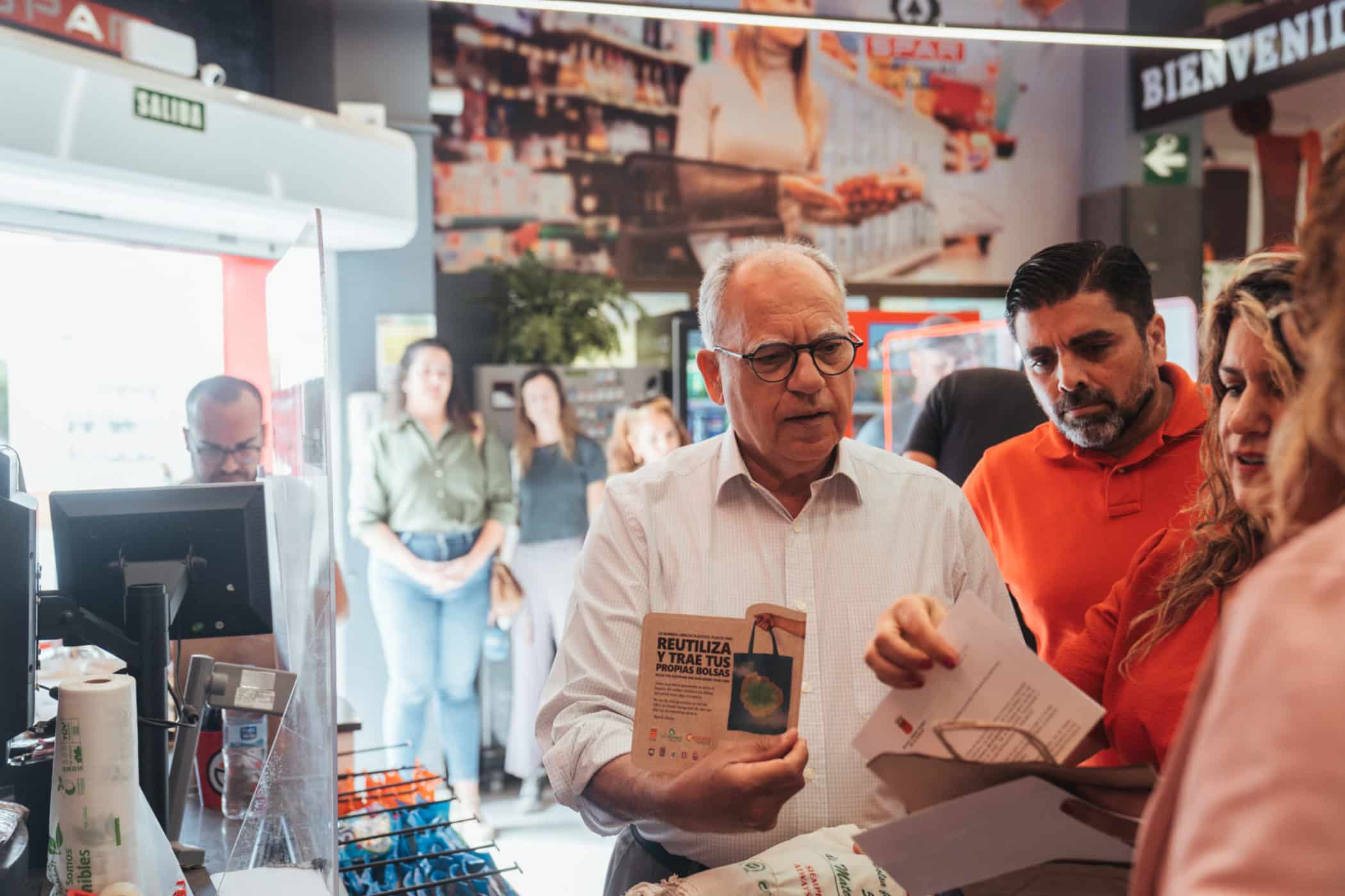 130624 Casimiro Curbelo, durante el reparto de bolsas y sellos distintivos de la campaña
