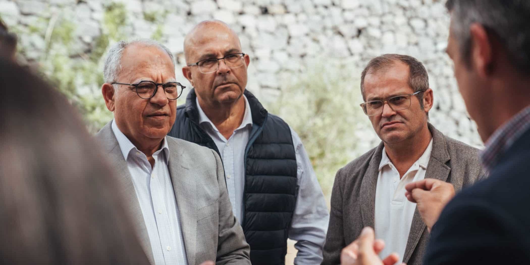170624 Representantes públicos de la isla y del Gobierno de Canarias durante la reunión con el sector guarapero de La Gomera