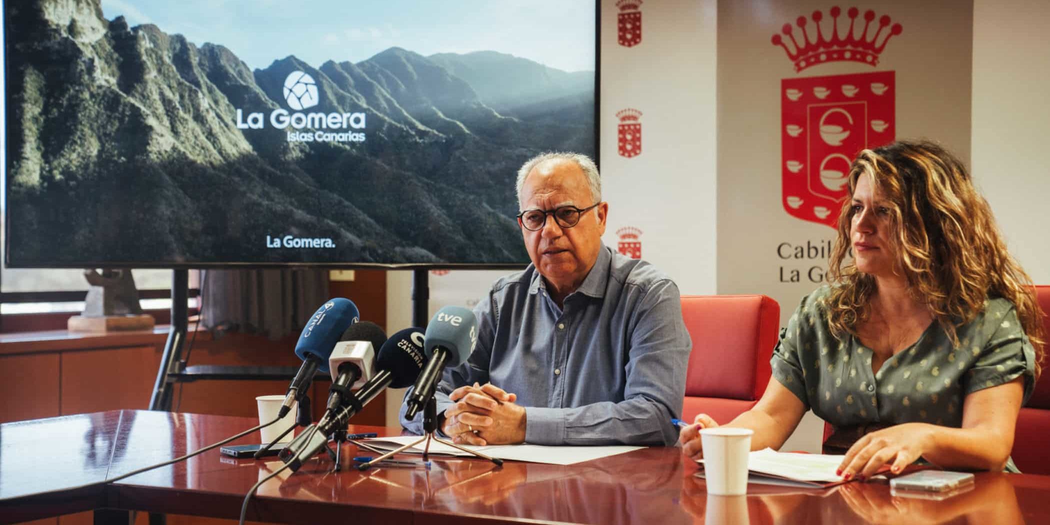 180624 El presidente del Cabildo de La Gomera, Casimiro Curbelo, junto a la consejera insular de Turismo, María Isabel Méndez, durante la presentación de la campaña de promoción turística