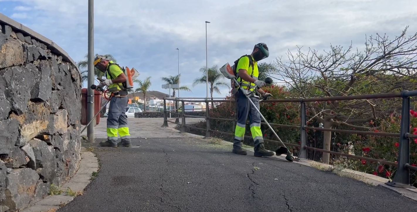 240610 Operarios del servicio de SC Limpia durante un zafarrancho