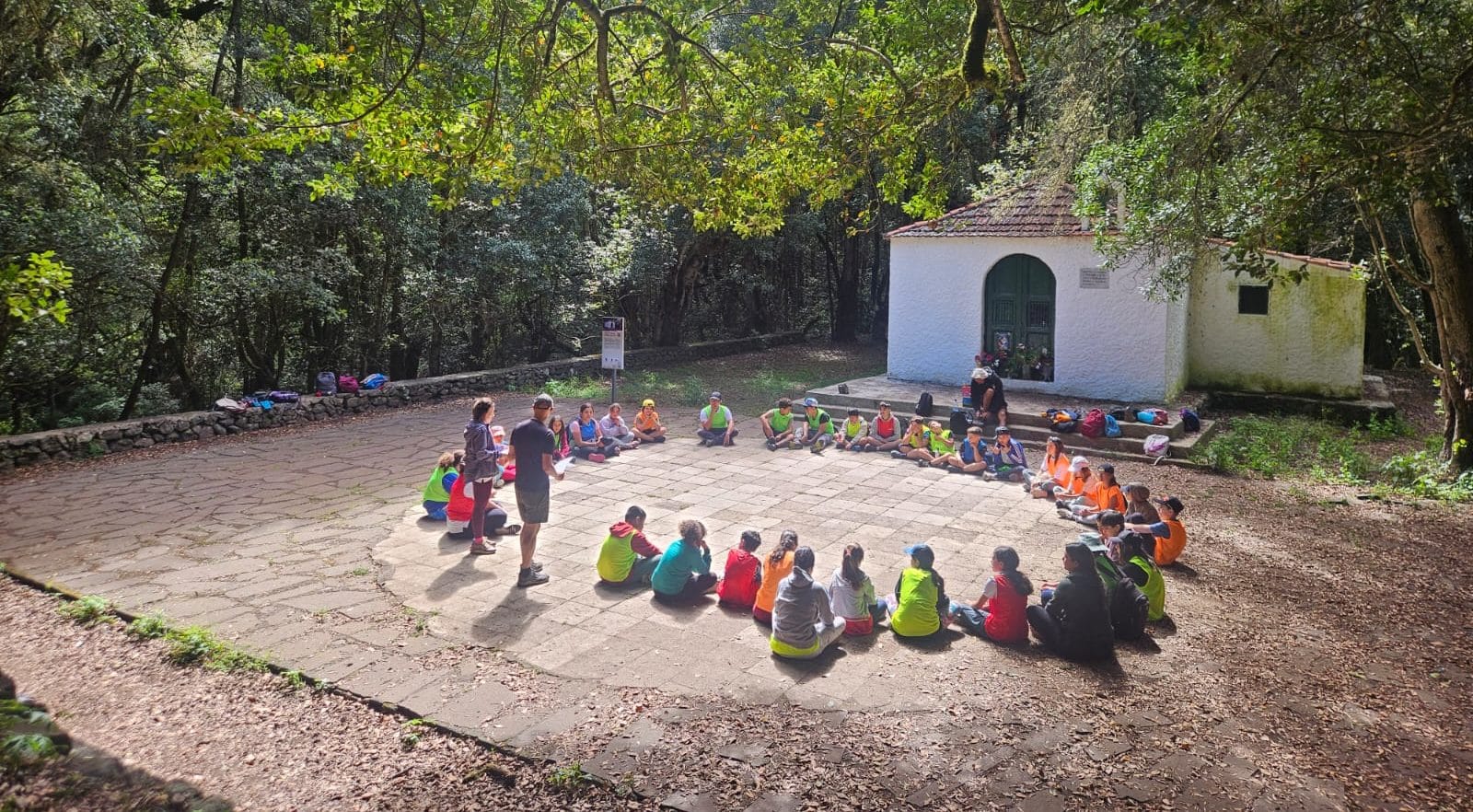 250624 Jóvenes campistas durante el primer día de convivencia en el Campamento de Verano de El Cedro, en La Gomera