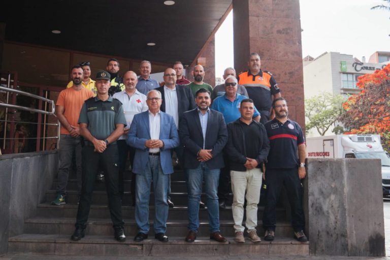 270624 El presidente del Cabildo de La Gomera y el consejero insular de Medio Ambiente, junto a representantes de los medios participantes en la campaña