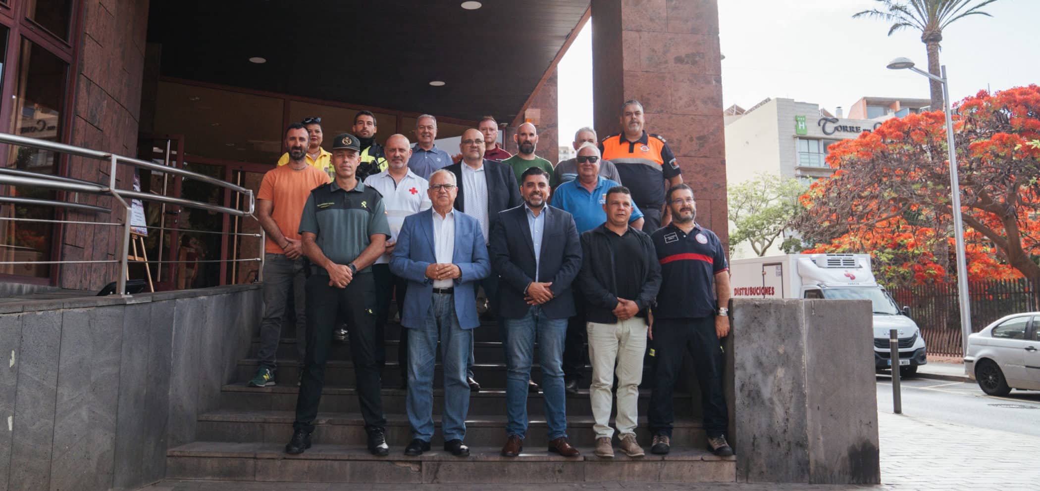 270624 El presidente del Cabildo de La Gomera y el consejero insular de Medio Ambiente, junto a representantes de los medios participantes en la campaña