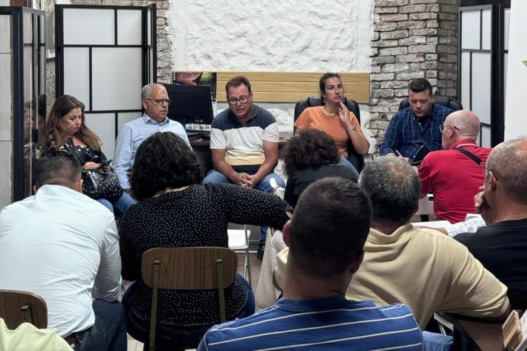 290624 Foto de la una de las reuniones mantenidas con las comunidades de regantes de la isla