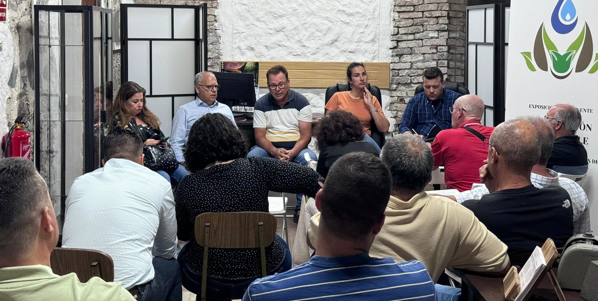 290624 Foto de la una de las reuniones mantenidas con las comunidades de regantes de la isla