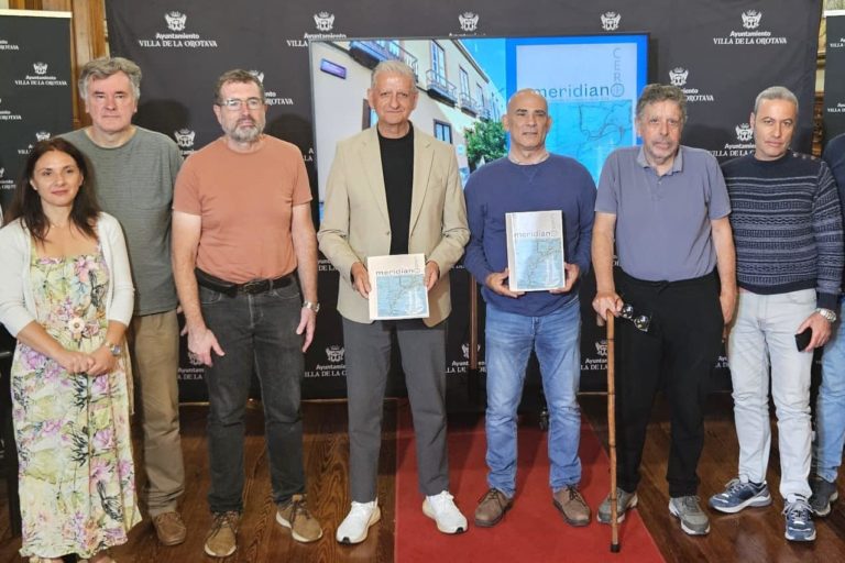 Alcalde con equipo de Fundoro durante la presentación de la revista y recreación de antiguos molinos
