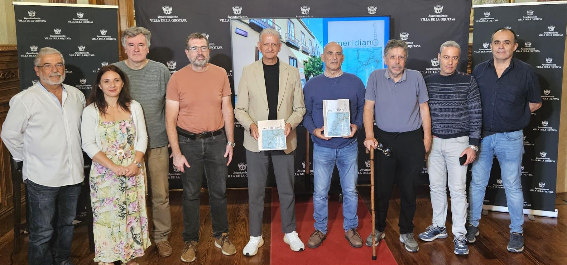 Alcalde con equipo de Fundoro durante la presentación de la revista y recreación de antiguos molinos