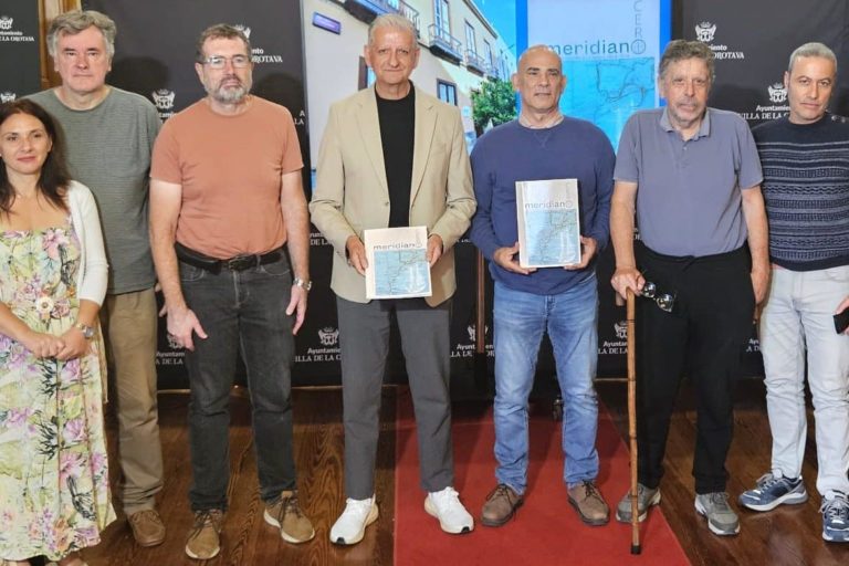 Alcalde con equipo de Fundoro durante la presentación de la revista y recreación de antiguos molinos