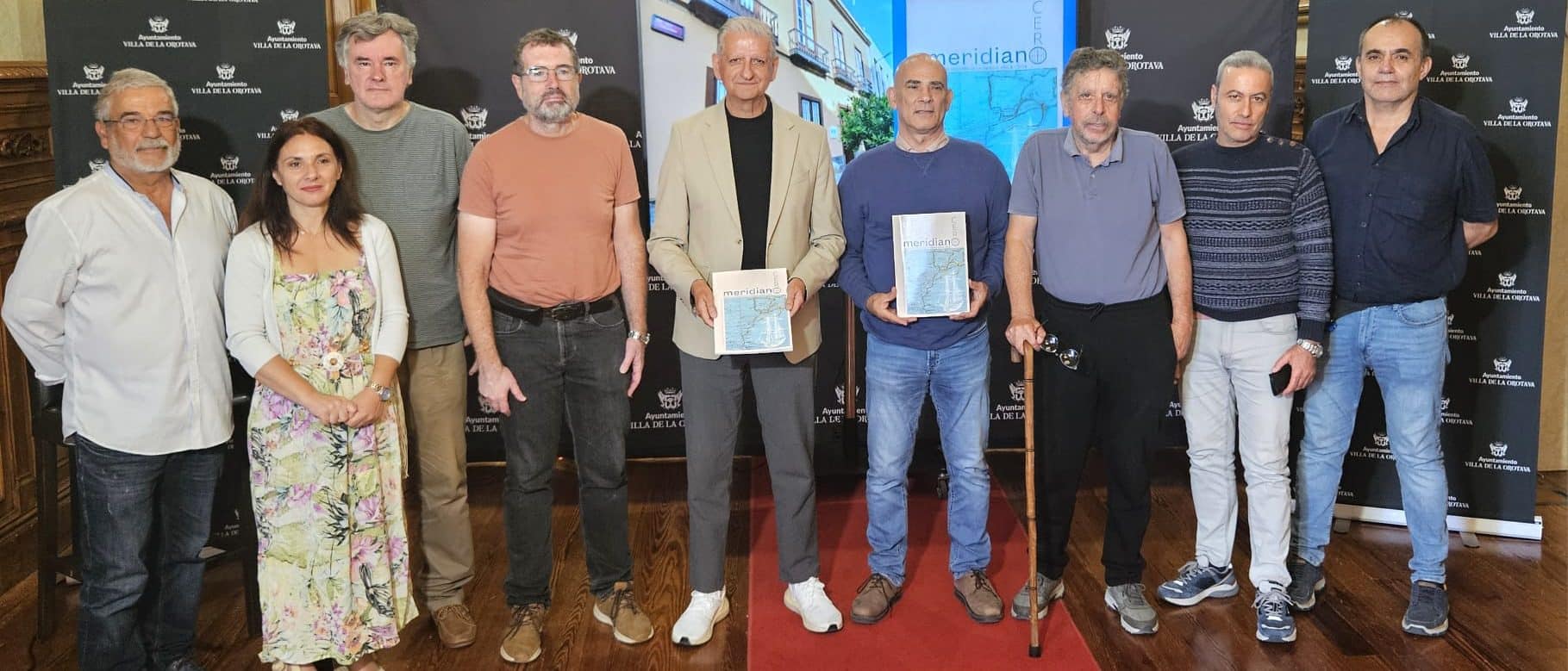 Alcalde con equipo de Fundoro durante la presentación de la revista y recreación de antiguos molinos