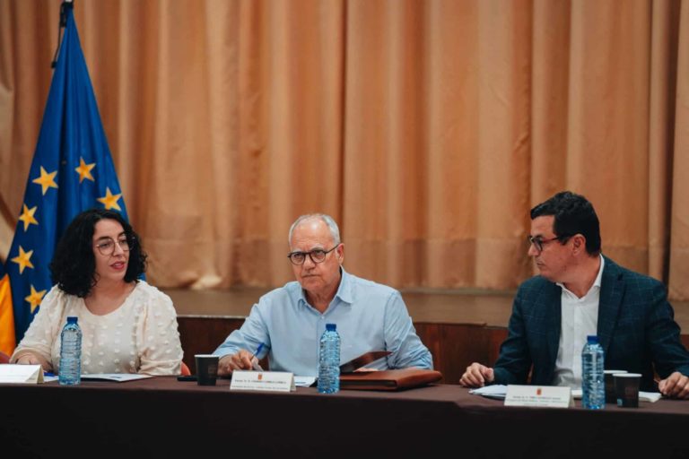 Casimiro Curbelo, junto a Pablo Rodríguez y Cristina Ventura en una foto de archivo