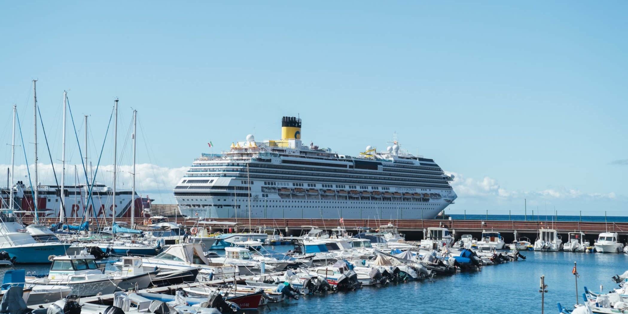 Crucero atracado en el Puerto de San Sebastián de La Gomera (1)