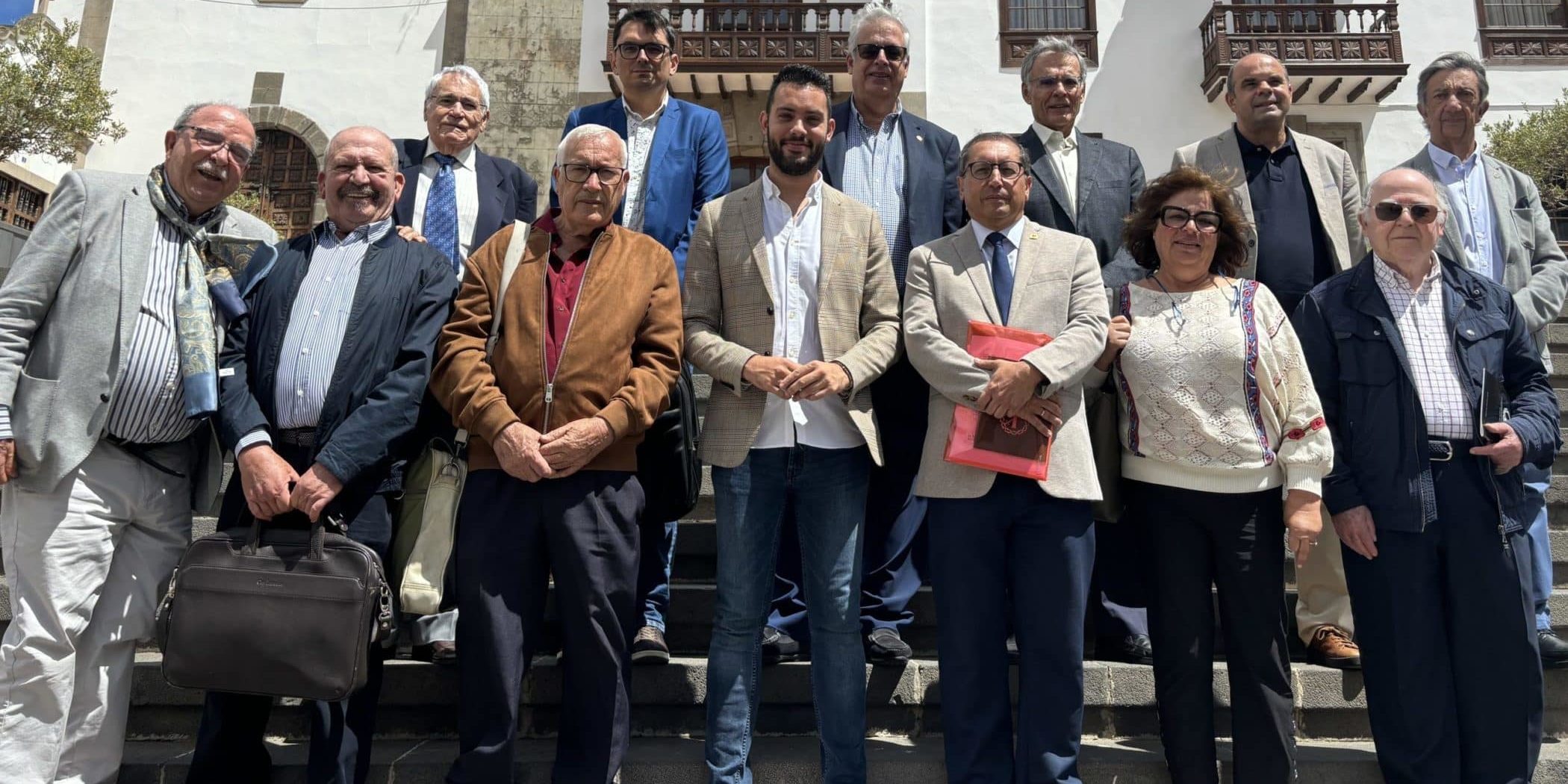 Foto de familia junta de cronistas oficiales de Canarias en Icod de los Vinos