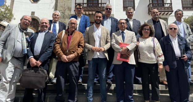 Foto de familia junta de cronistas oficiales de Canarias en Icod de los Vinos