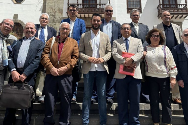 Foto de familia junta de cronistas oficiales de Canarias en Icod de los Vinos
