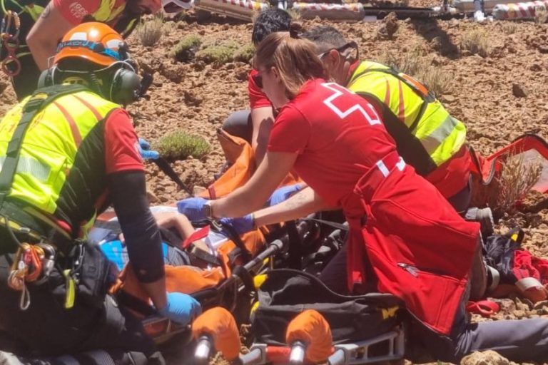 HELICÓPTERO DEL GES RESCATA A UNA SENDERISTA EN EL TEIDE1 10-6-24