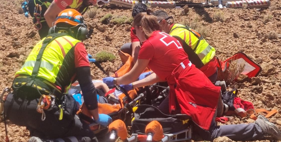 HELICÓPTERO DEL GES RESCATA A UNA SENDERISTA EN EL TEIDE1 10-6-24
