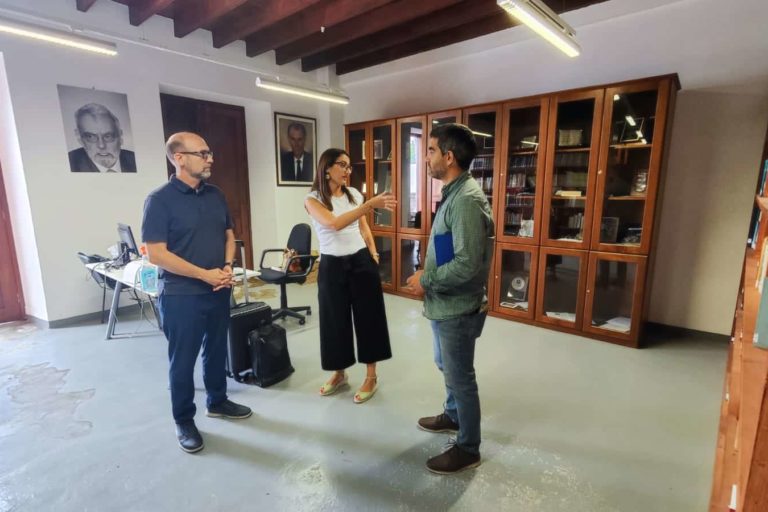 Juan Siverio (d) junto a representantes de la empresa en la biblioteca Antonio Bello