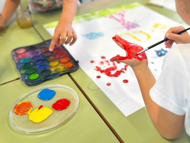 Niños y niñas de Santa Úrsula dibujando