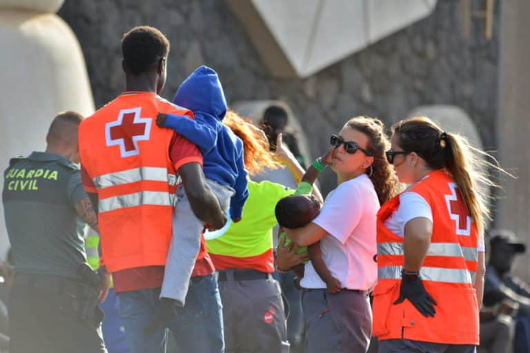 Tama, el traductor voluntario que “suma” familiares con cada cayuco que llega a El Hierro
