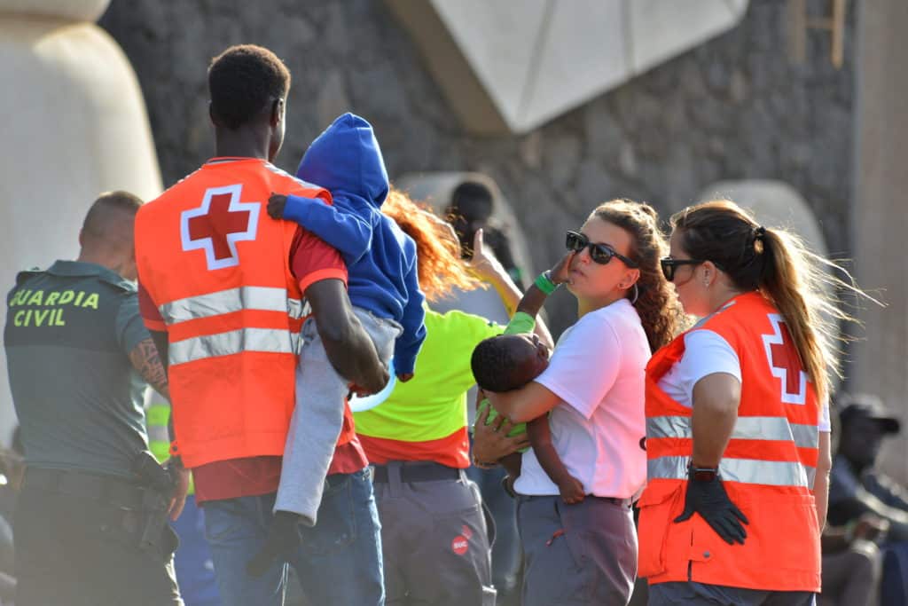 Tama, el traductor voluntario que “suma” familiares con cada cayuco que llega a El Hierro