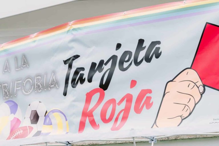 Pancarta contra la lgtbifobia