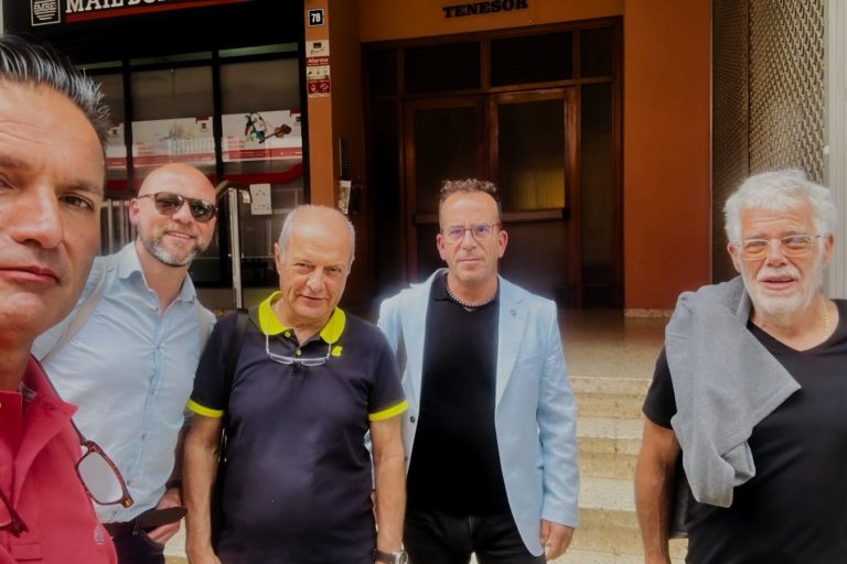 los miembros de la plataforma que se reunieron con la Consejería en Tenerife