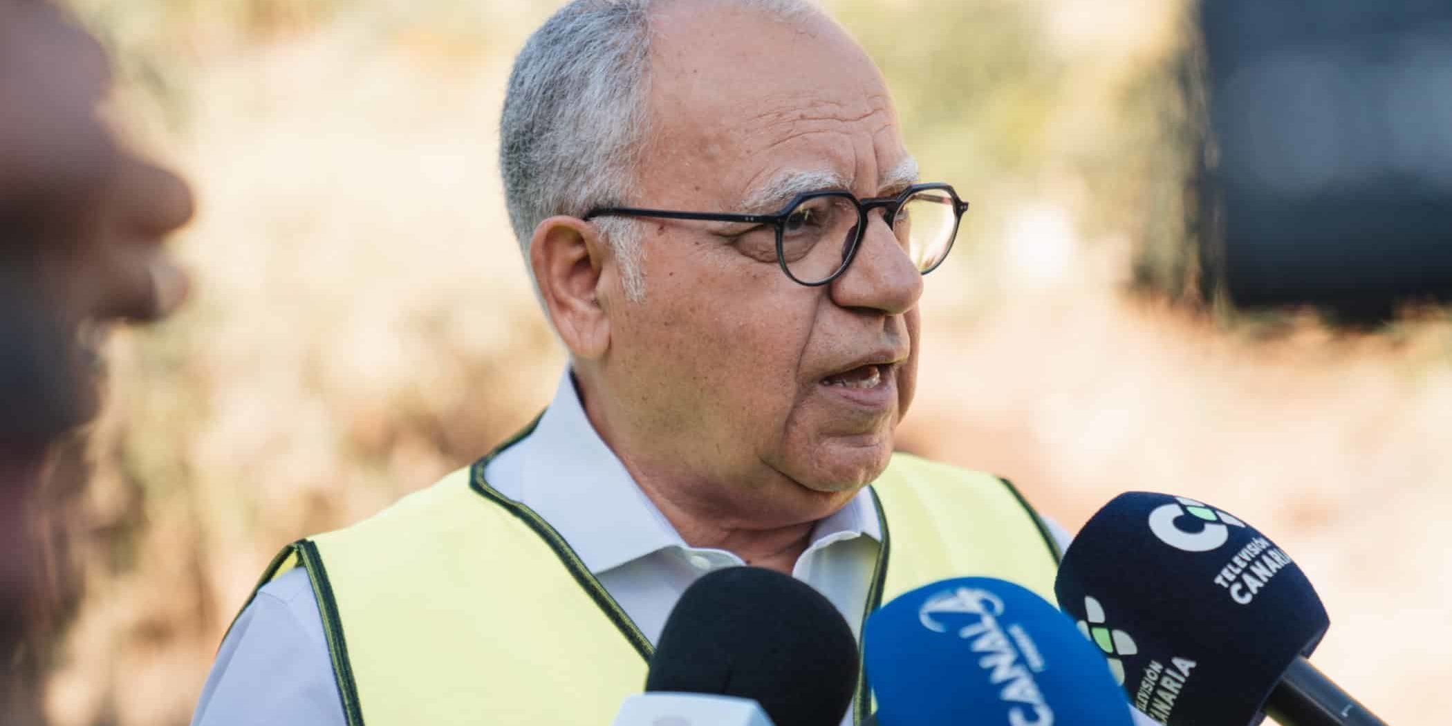 260724 Casimiro Curbelo, durante la atención a medios en la visita a una de las vías de la isla