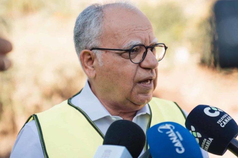 260724 Casimiro Curbelo, durante la atención a medios en la visita a una de las vías de la isla