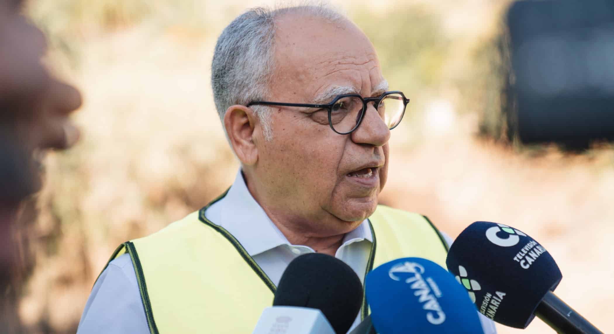 260724 Casimiro Curbelo, durante la atención a medios en la visita a una de las vías de la isla