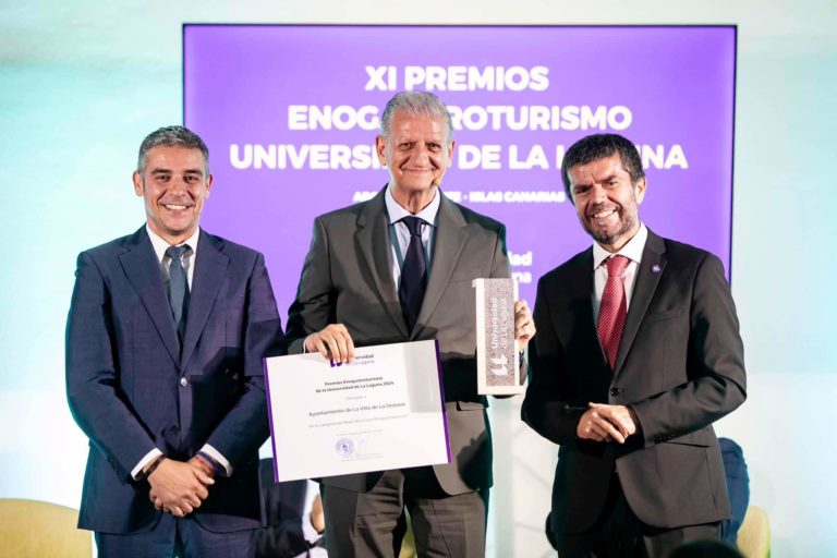ALCALDE RECIBIENDO EL PREMIO JUNTO A NARVAY Y RECTOR