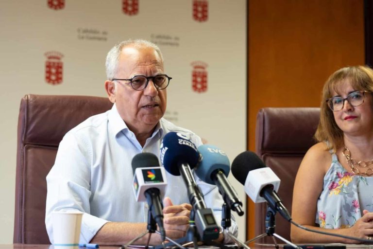 Casimiro Curbelo y Rosa Elena García en una rueda de prensa