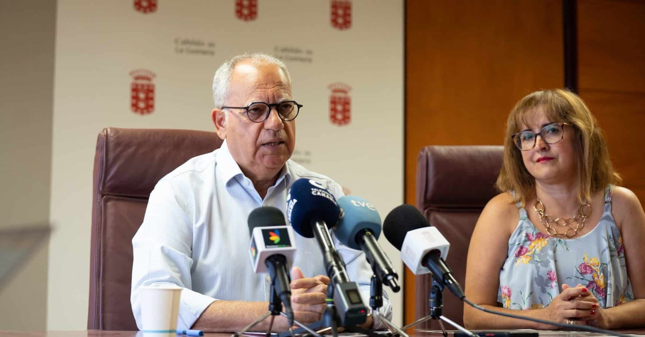 Casimiro Curbelo y Rosa Elena García en una rueda de prensa