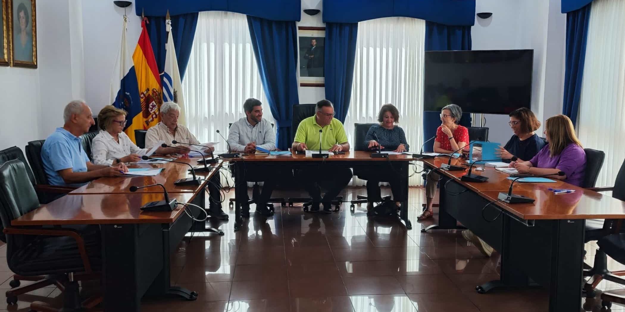El Alcalde y el concejal de Cultura junto al comité de asesores