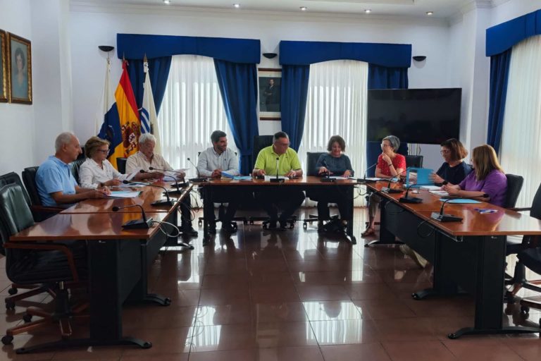 El Alcalde y el concejal de Cultura junto al comité de asesores